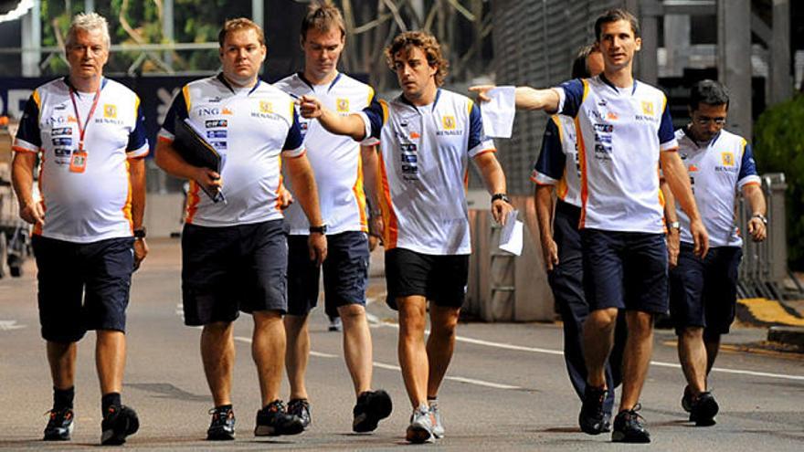 Fernando Alonso pasea por el trazado asiático.