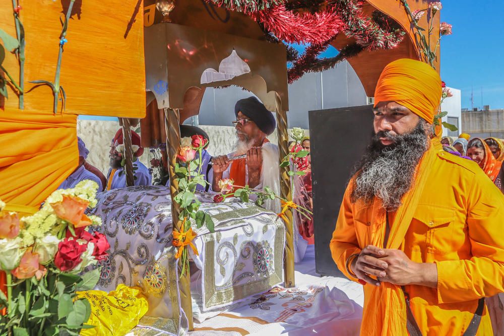 La comunidad Sikh recorre Torrevieja en un colorid