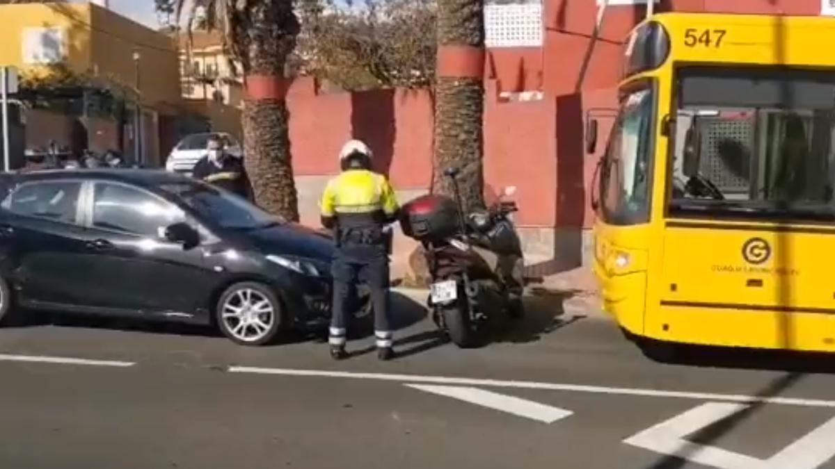 VÍDEO: Colisión entre un coche y una guagua en Pío XXII