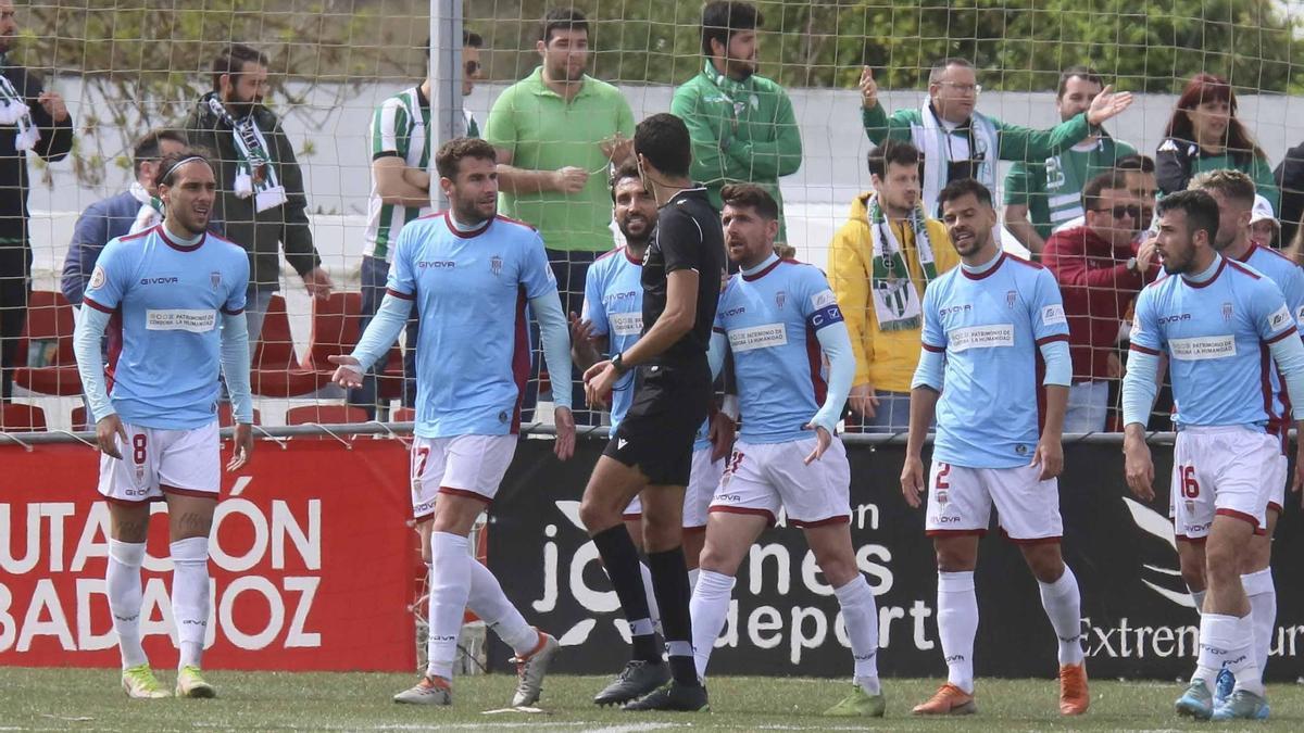 Los jugadores del Córdoba CF protestan al árbitro el penalti señalado a favor del Montijo.