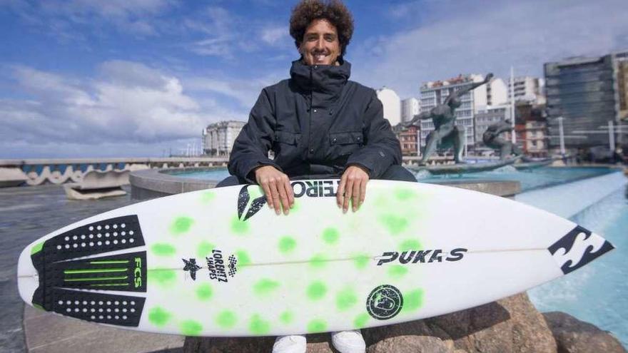 Pablo Montero, en la fuente de los surfistas del paseo marítimo coruñés.