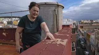 "La humedad nos come": Las lluvias agravan la situación de unas viviendas en La Isleta a la espera de su reforma