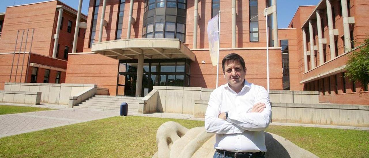 El catedrático de Finanzas y Contabilidad de la UJI Juan Ángel Lafuente en el campus universitario.