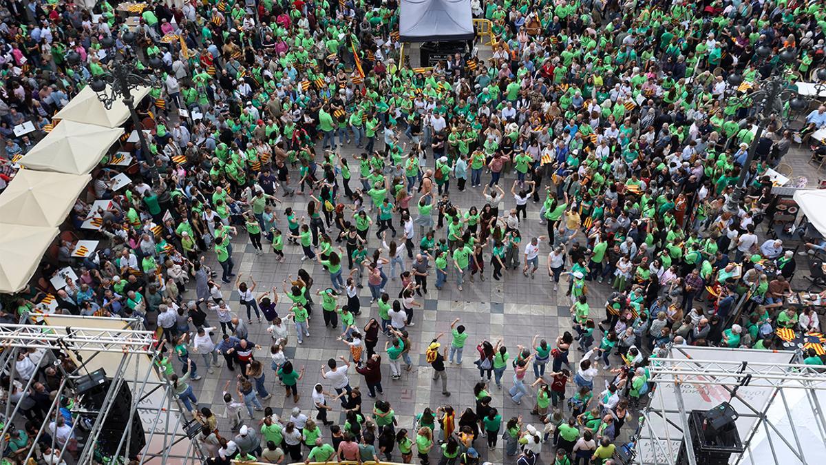 Masivo clamor por el catalán en una plaza Major desbordada de gente