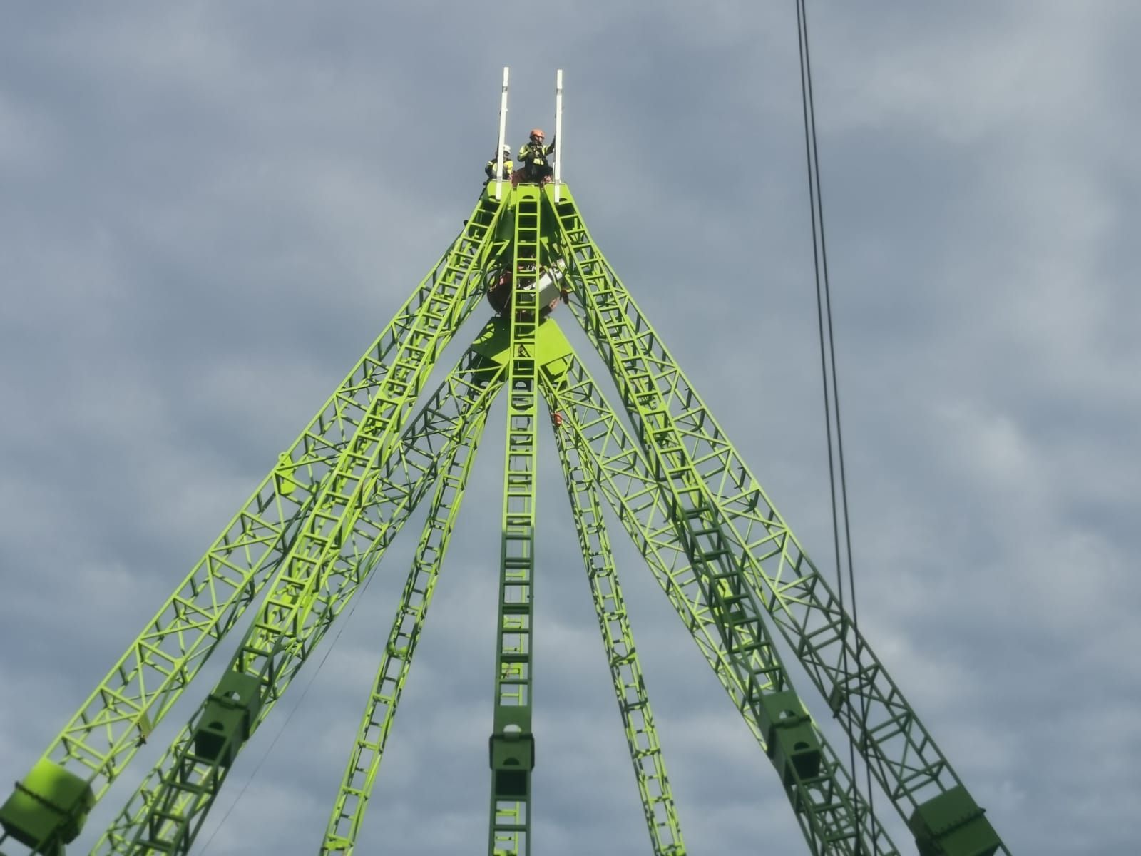 Así se monta la noria gigante de la Navidad en Vigo 2021