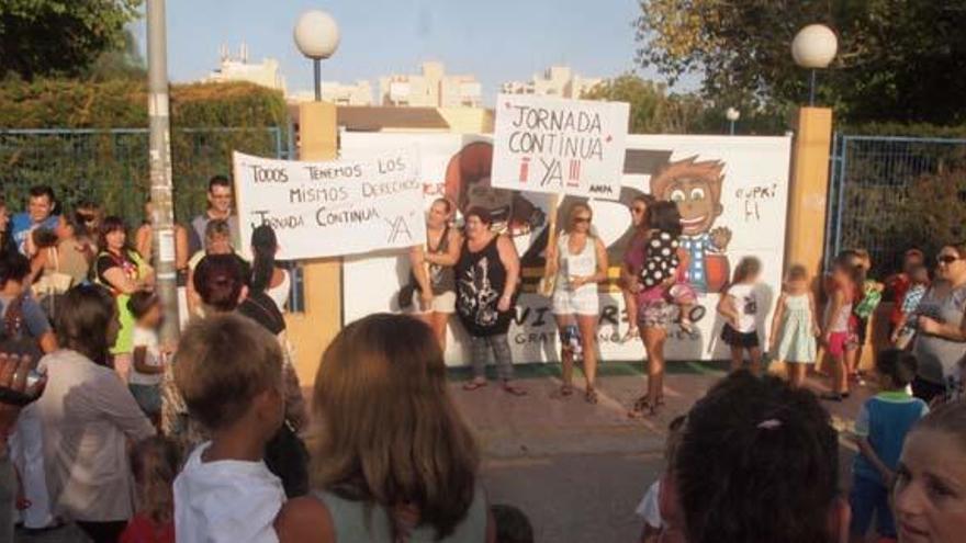 Protesta ayer de padres en el colegio de Infantil Gratiniano Baches, de Torrevieja.