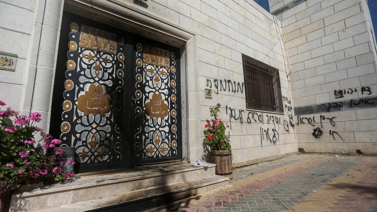 Archivo - Fachada de una mezquita cerca de Nablús, Cisjordania, tras las llamas provocadas por colonos israelíes