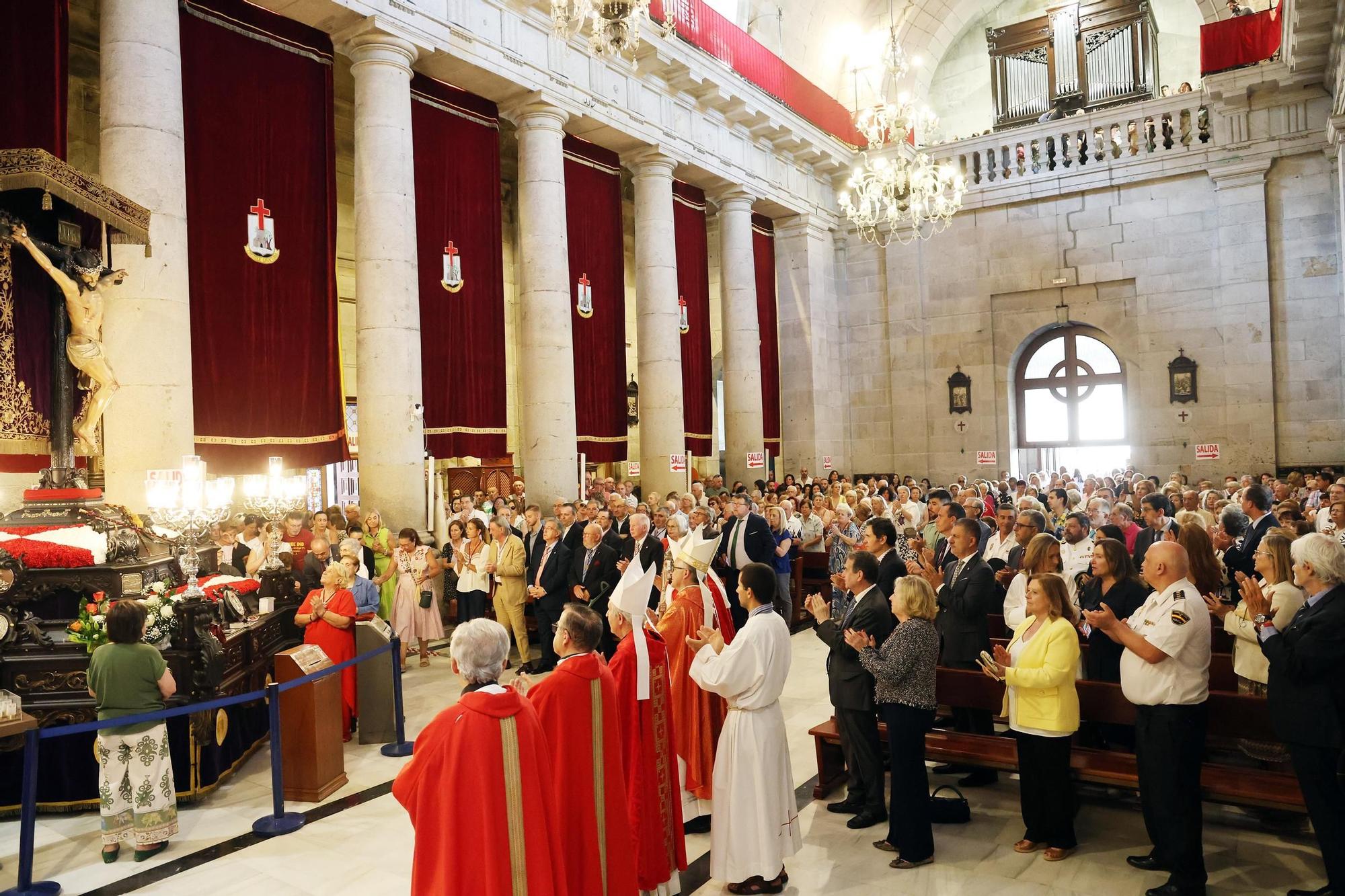 Final de la misa solemne por el Cristo de la Victoria en la basílica de Santa María de Vigo
