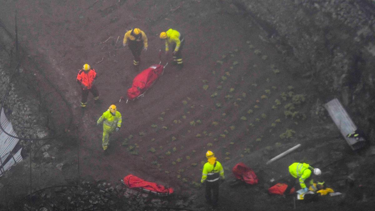 Rescate de los cuerpos de los fallecidos en el accidente de tráfico de Gran Canaria