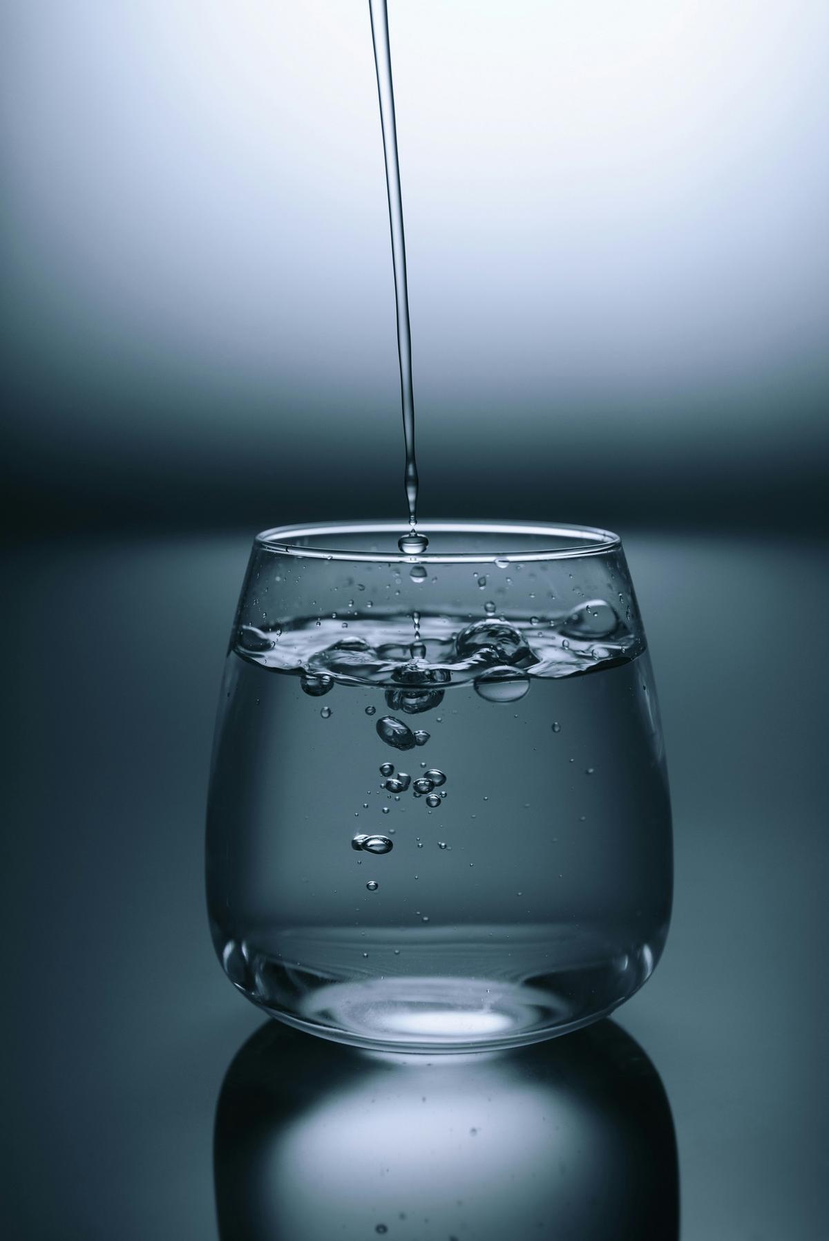 Importancia de tomar medicamentos con agua: un estudio revela las consecuencias.