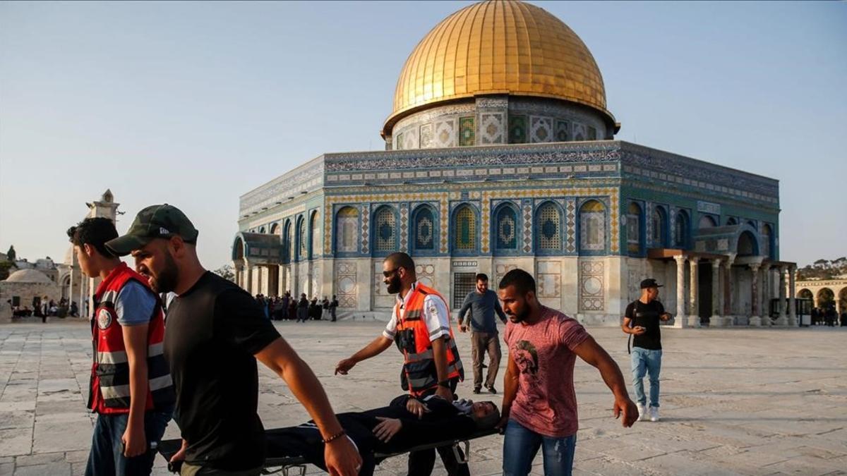 zentauroepp39469954 topshot   palestinian paramedics carry an injured woman on a170727201502