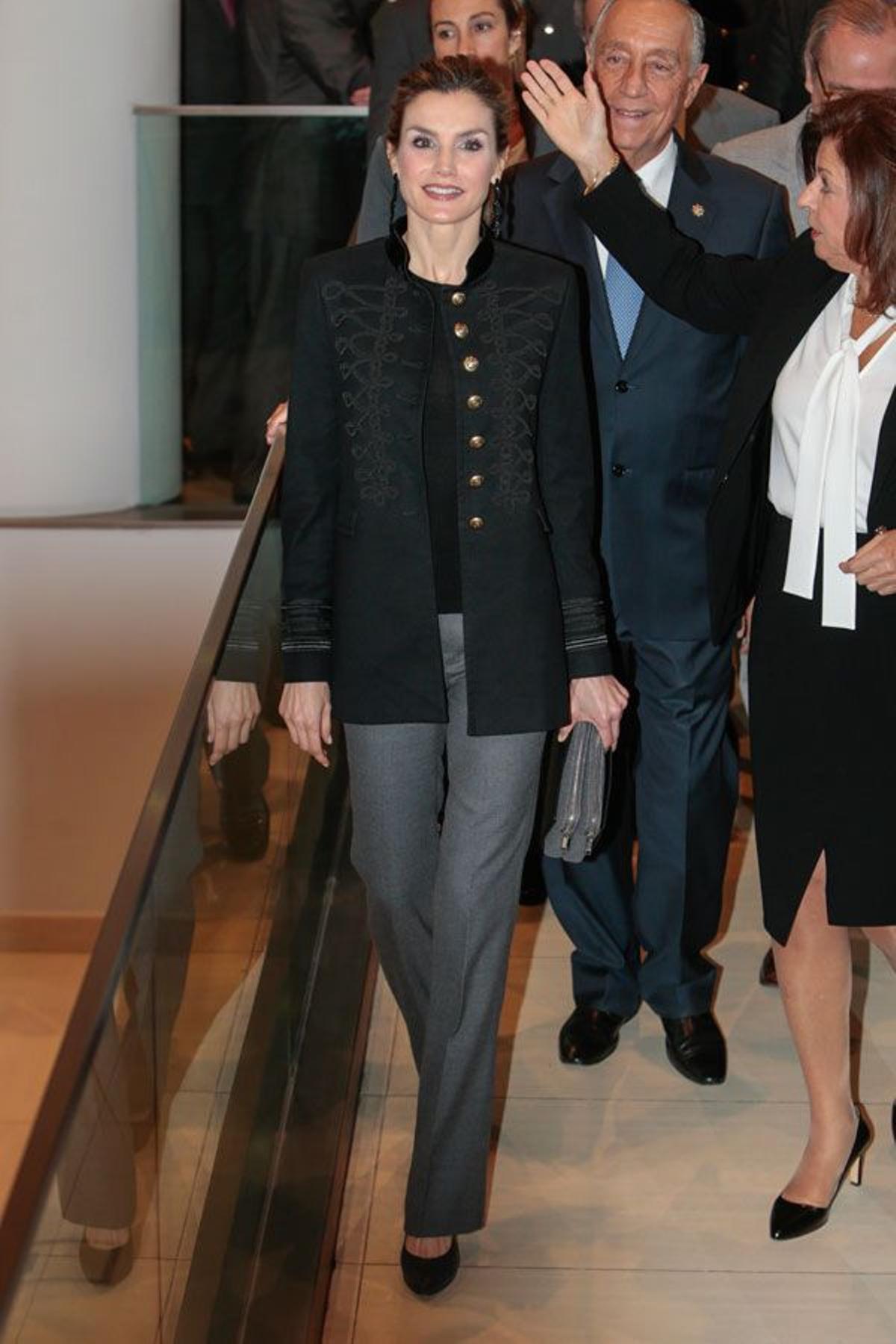 Letizia Ortiz con chaqueta militar de Zara y pantalón gris