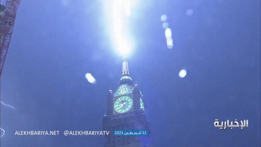 Este es el momento en el que un rayo cae sobre La Meca