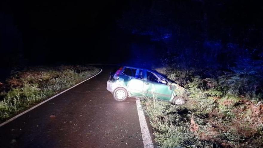 El coche accidentado tras salirse de la vía. // FdV