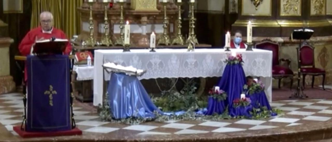 El ecónomo durante una misa celebrada en la Basílica de Nuestra Señora del Socorro de Aspe.