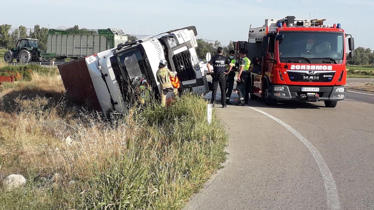 El camión volcado esta mañana