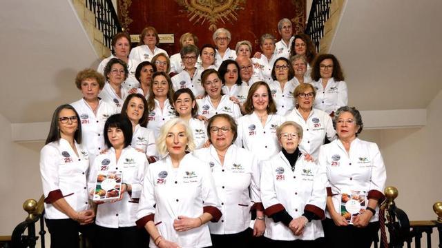 Las integrantes del Club de Guisanderas, en el Hotel de la Reconquista de Oviedo, durante la celebración de su 25.º aniversario. | Miki López