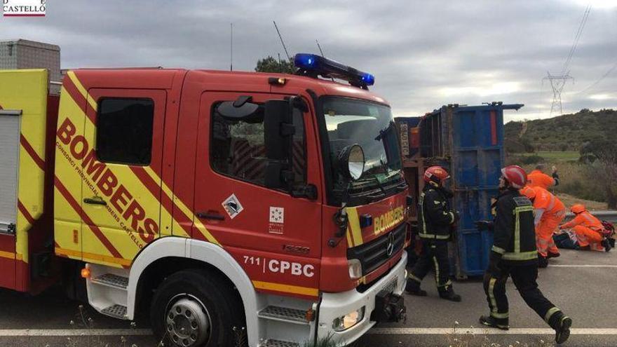 Un camión vuelca y deja un herido en la AP-7 a la altura de Peñíscola