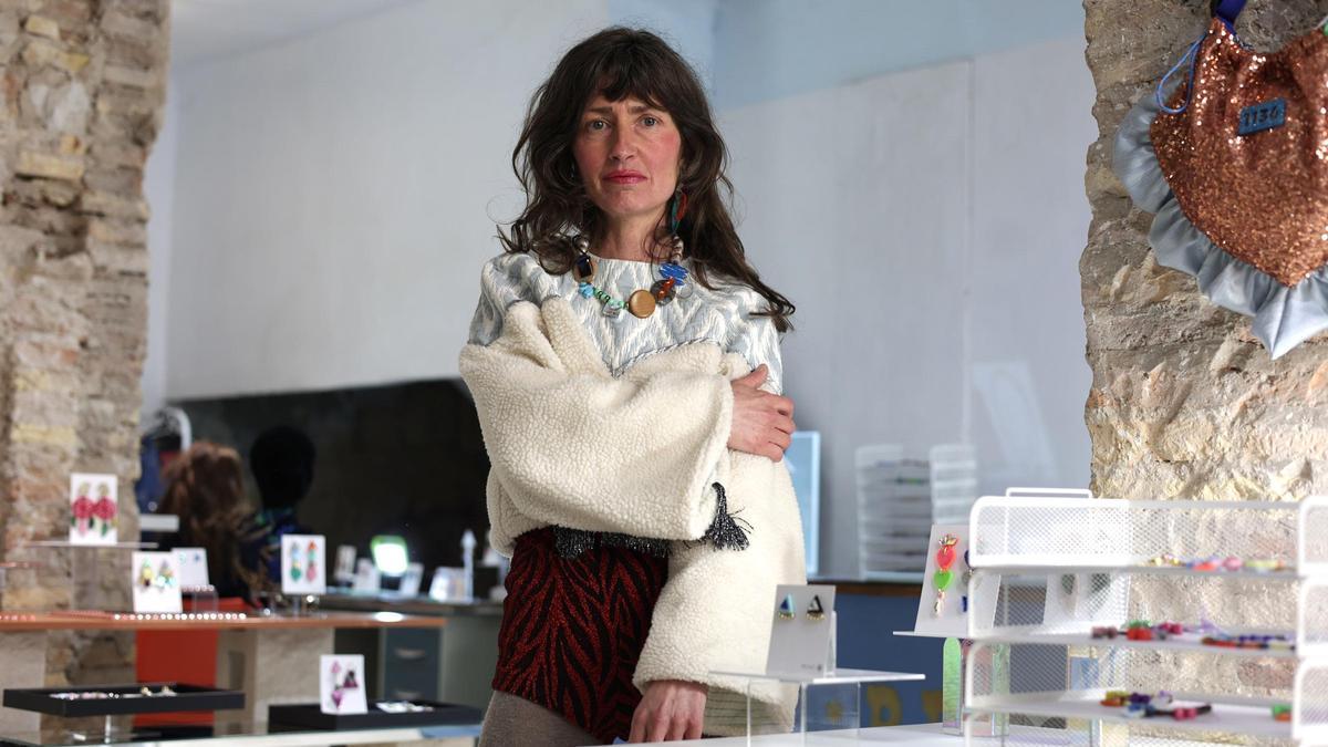 La diseñadora zaragozana Patricia Veira, 'alma mater' de Proko, en su nueva tienda de El Gancho.