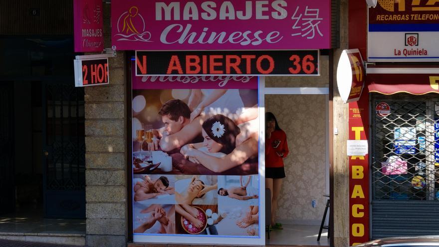 Uno de los locales de masajes chinos de la calle Monseñor Palmer, en una imagen de este viernes