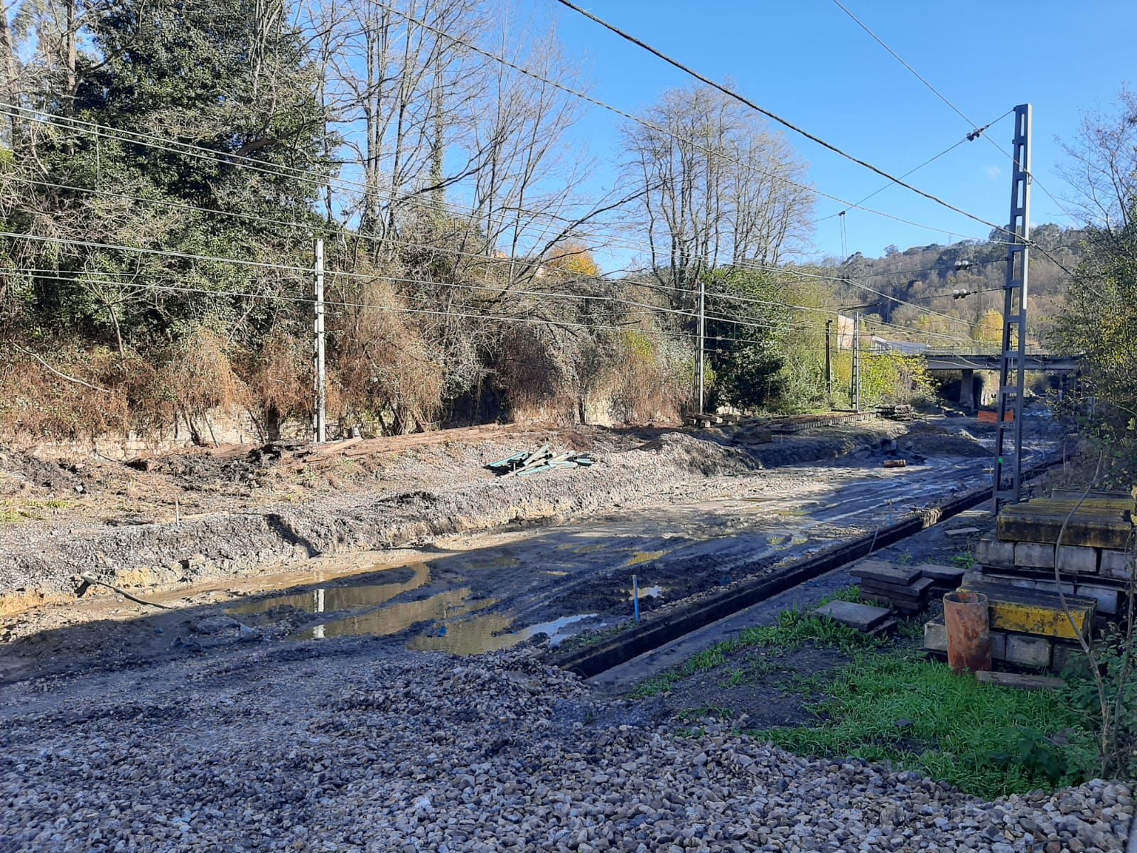 Así luce el tramo ferroviario entre Carbayín y El Berrón: sin vías ni traviesas