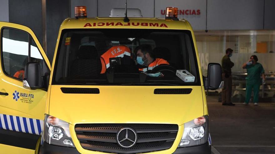 Ambulancia en la entrada del Servicio de Urgencias del Hospital de A Coruña.