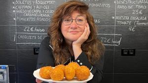 Isabel Coixet, con sus croquetas japonesas, que se venden Divina Croqueta (Logroño) con su receta.