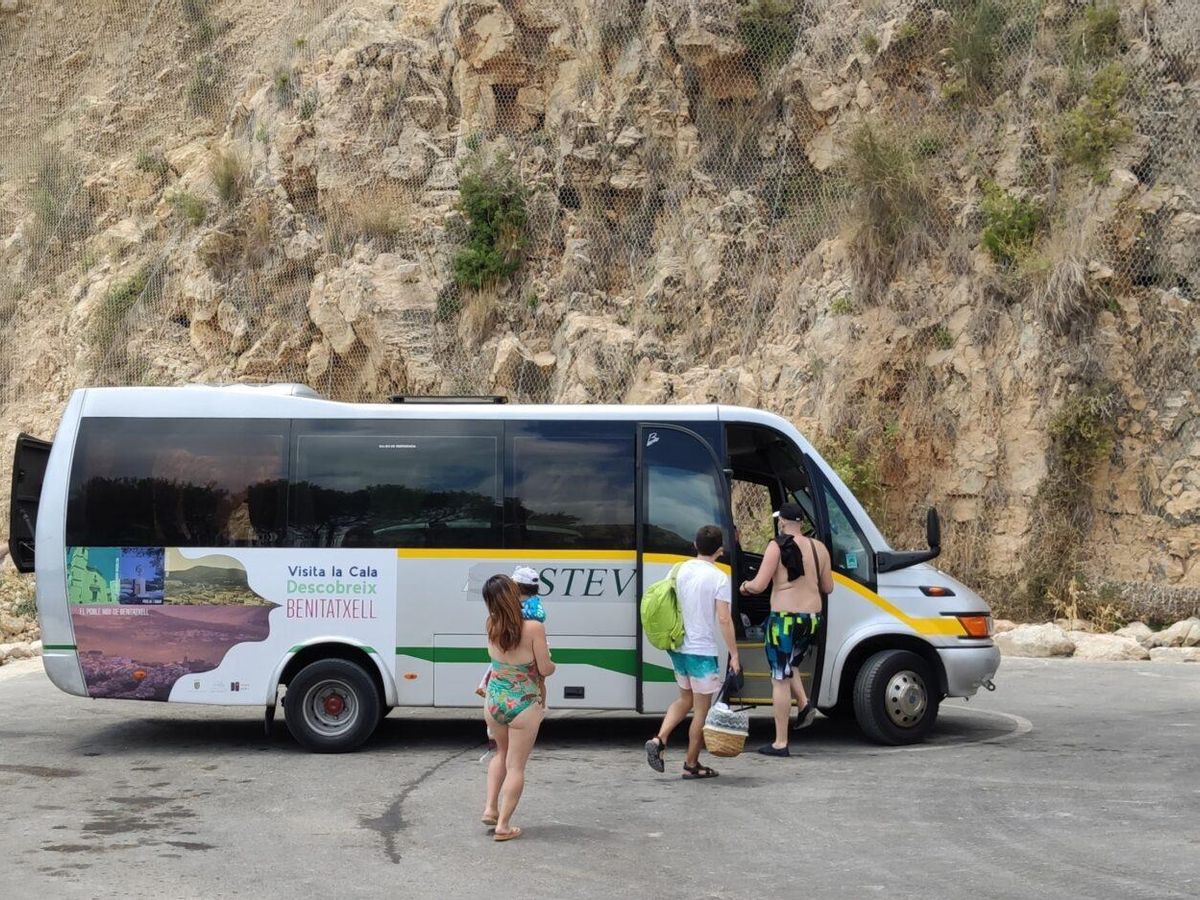 El autobús que lleva de forma cómoda a la cala del Moraig