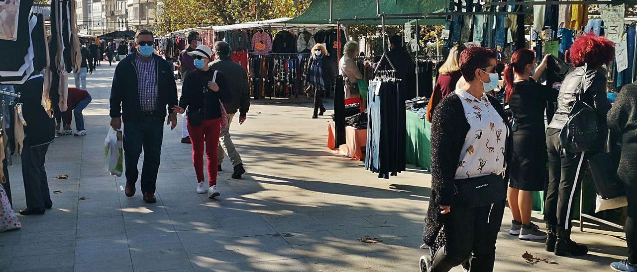 El mercadillo ambulante de Cangas volvió a celebrarse ayer con la mitad de puestos del textil. |   // S.ÁLVAREZ