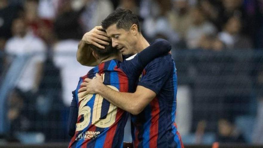 Lewandowski agradece a Gavi la asistencia en el 0-2 del Barça al Madrid en Riad.