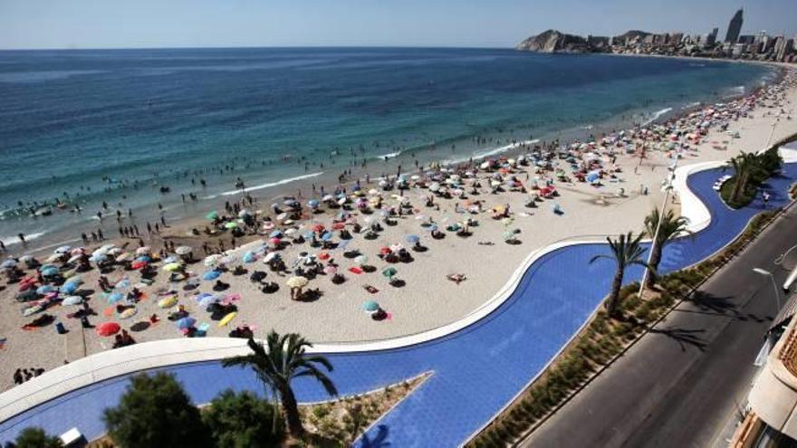 El paseo de Poniente, donde se pondrán hamacas con el lema «I love Benidorm».