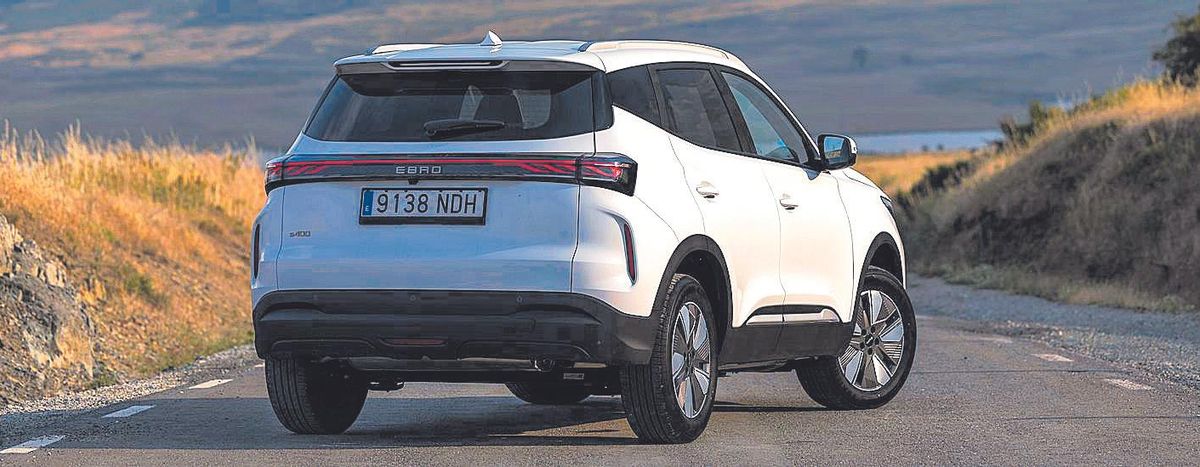 El Ebro s400 es un SUV híbrido de dimensiones compactas, diseñado para satisfacer las necesidades de los usuarios urbanos que valoran el diseño, la tecnología y la eficiencia energética, sin renunciar a la versatilidad y el confort.