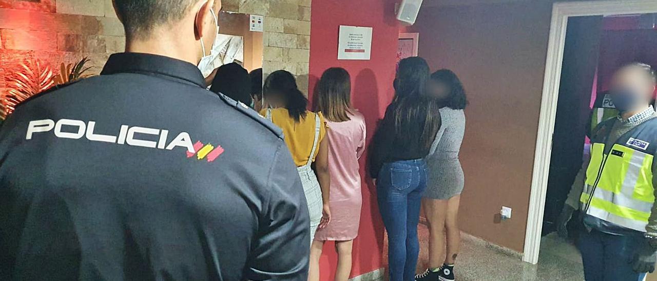 Imagen de archivo de una actuación policial contra la explotación sexual de mujeres. | INFORMACIÓN