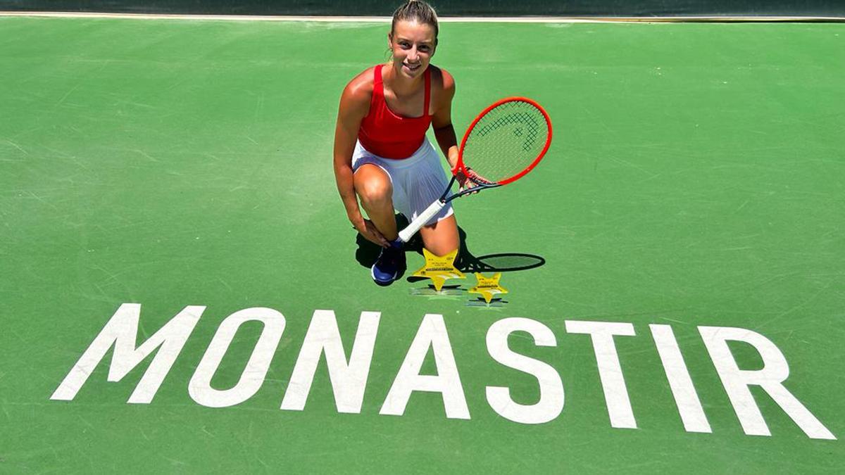 La tenista nuciera Lucía Llinares con los trofeos del torneo W15 Monastir en Túnez.