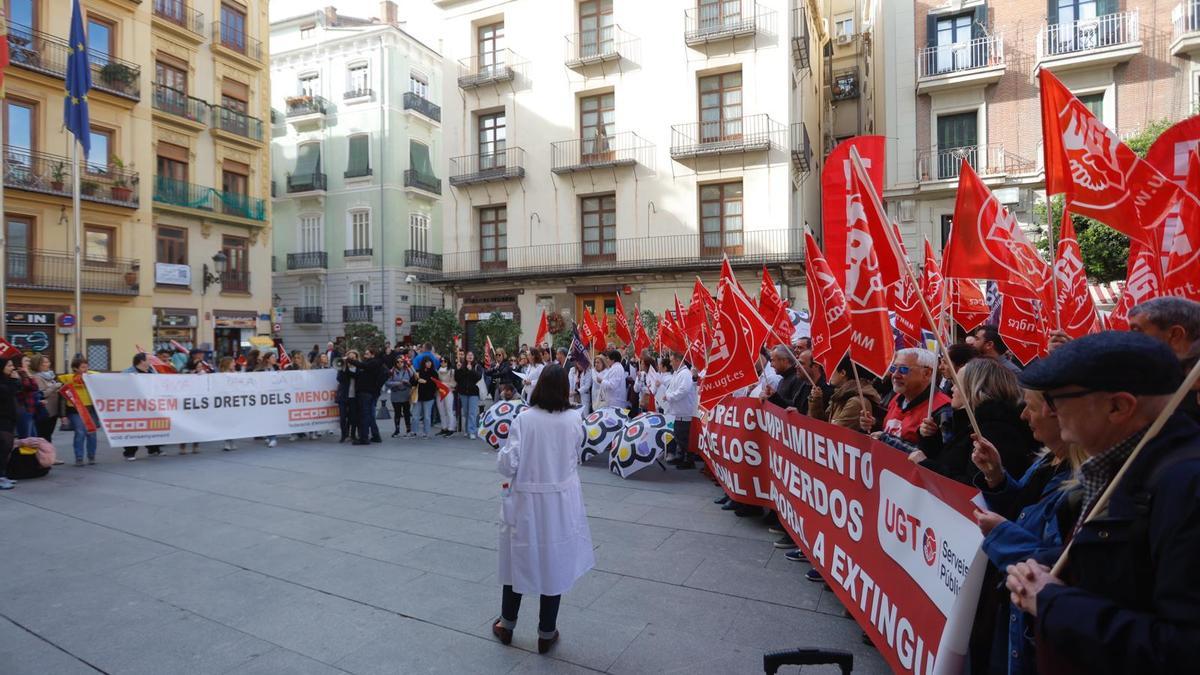 UGT y CCOO se manifiesta por el personal laboral a extinguir de Sanidad