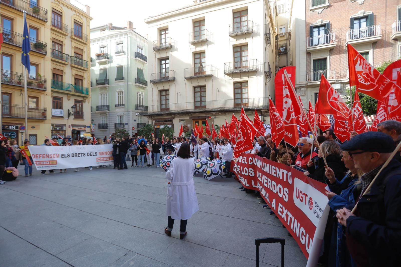 UGT y CCOO se manifiesta por el personal laboral a extinguir de Sanidad