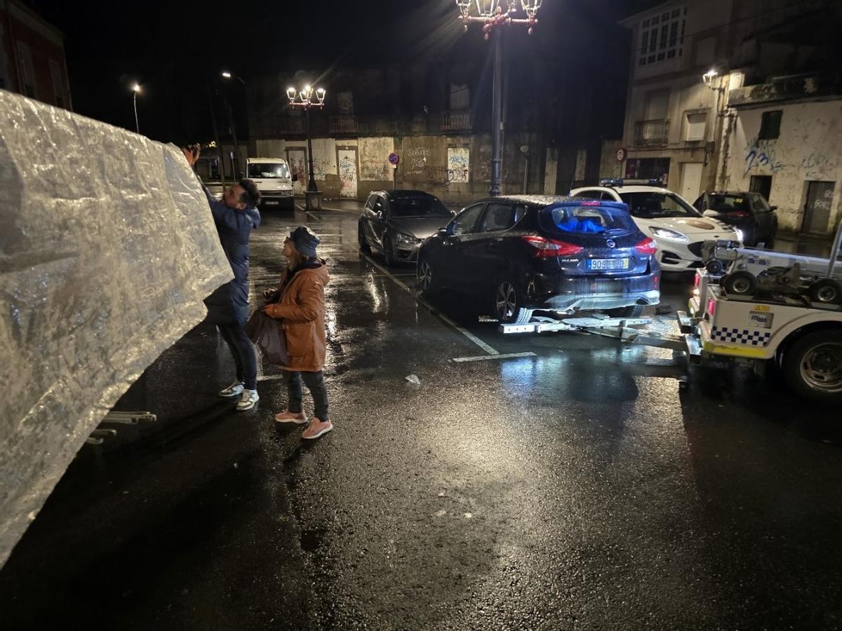Retirada de vehículos en la zona del mercado ambulante de Vilagarcía durante el montaje de los puestos. Retirada de vehículos en la zona del mercado ambulante de Vilagarcía durante el montaje de los puestos.