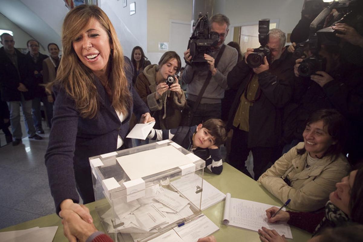 Alicia Sánchez-Camacho, amb el seu fill, vota al seu col·legi electoral.