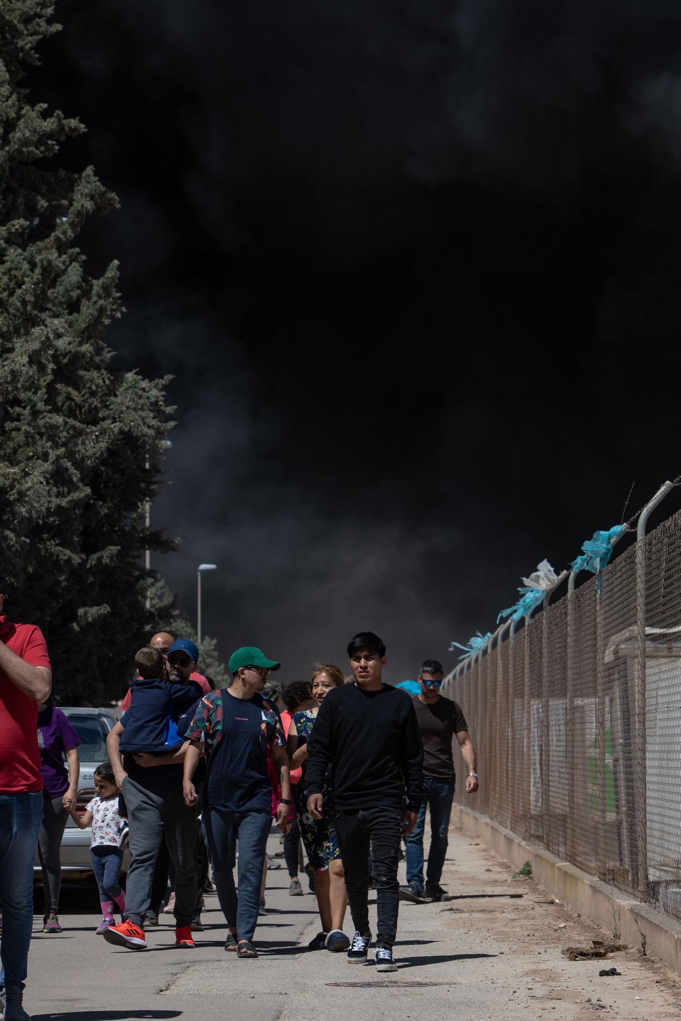 Las impactantes imágenes del incendio en una empresa de frutas de Fuente Álamo