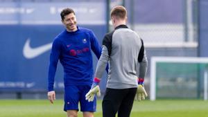 Robert Lewandowski, junto a Ter Stegen en la Ciutat Esportiva