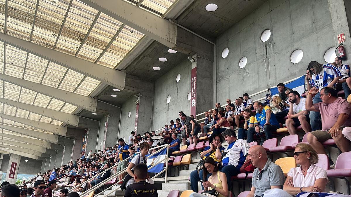 GALERÍA: La afición del Avilés empieza a conquistar Pasarón con fe en la salvación blanquiazul