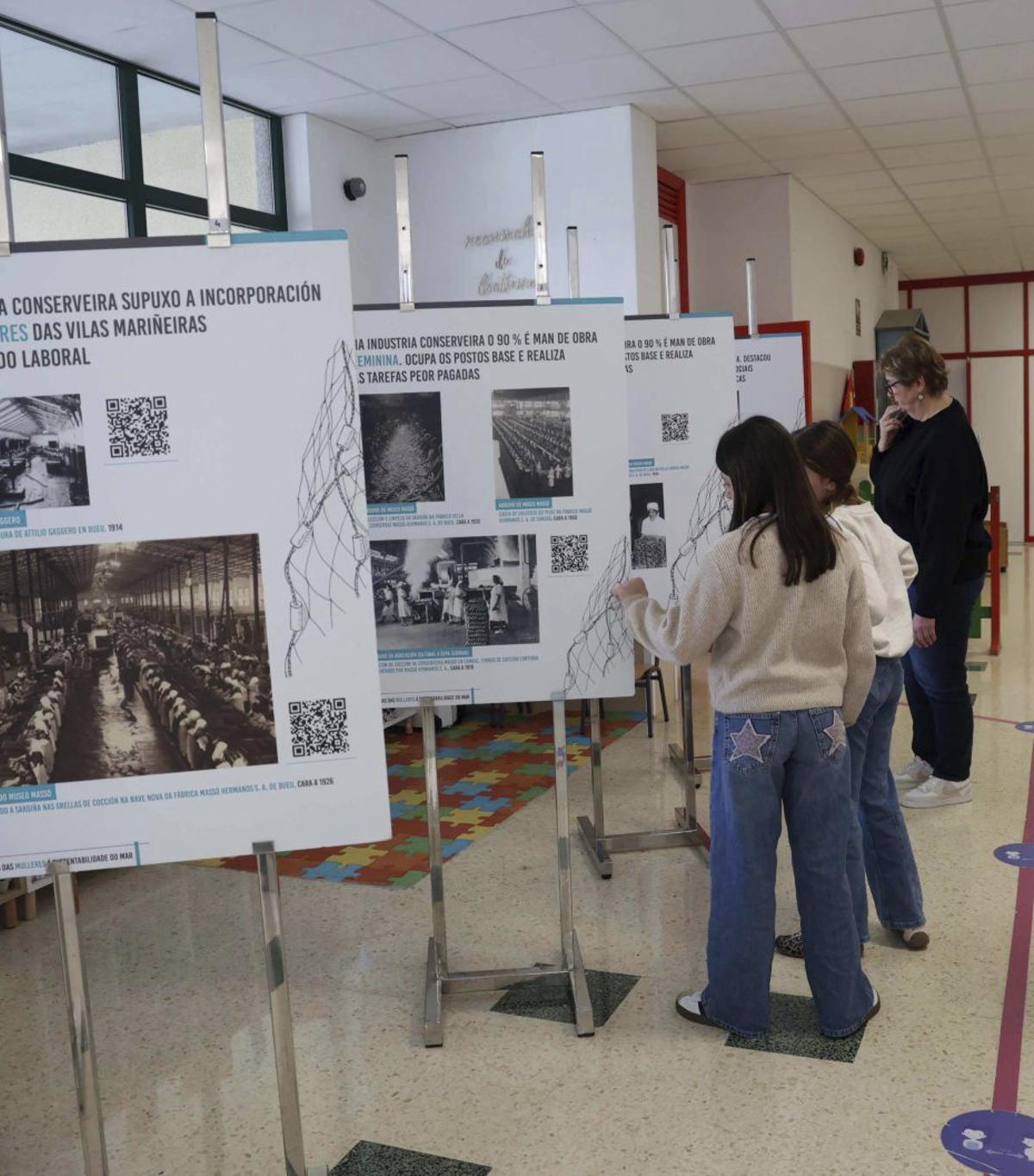 Alumnas del colegio de A Escardia ante la muestra provincial. | NOÉ PARGA