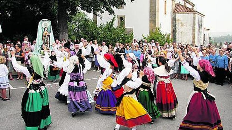 El grupo de coros y danzas «Xolgoriu» baila ante la imagen de Nuestra Señora de Contrueces.