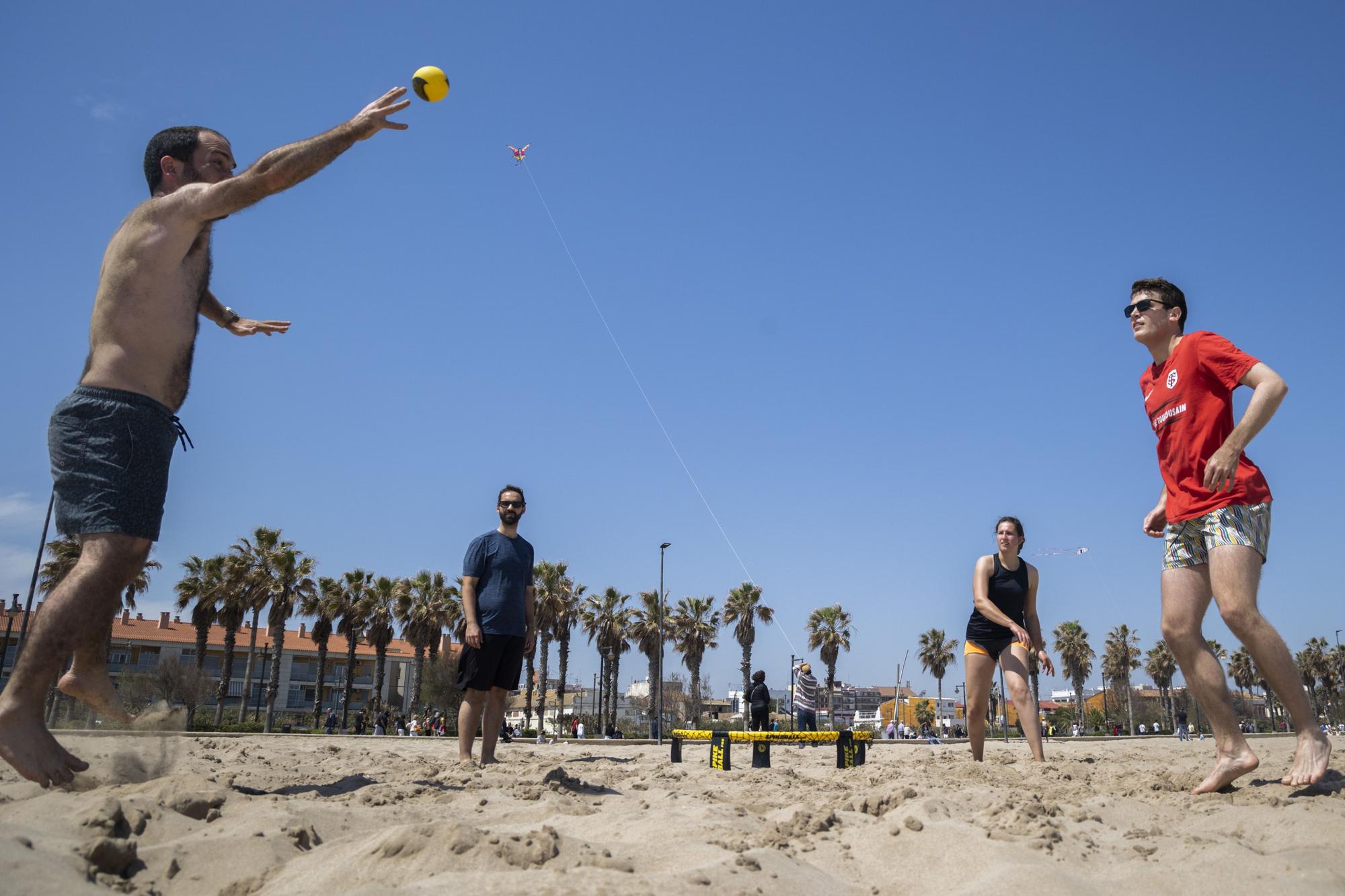 Cometas y voleibol, un Lunes de Pascua en las playas valencianas