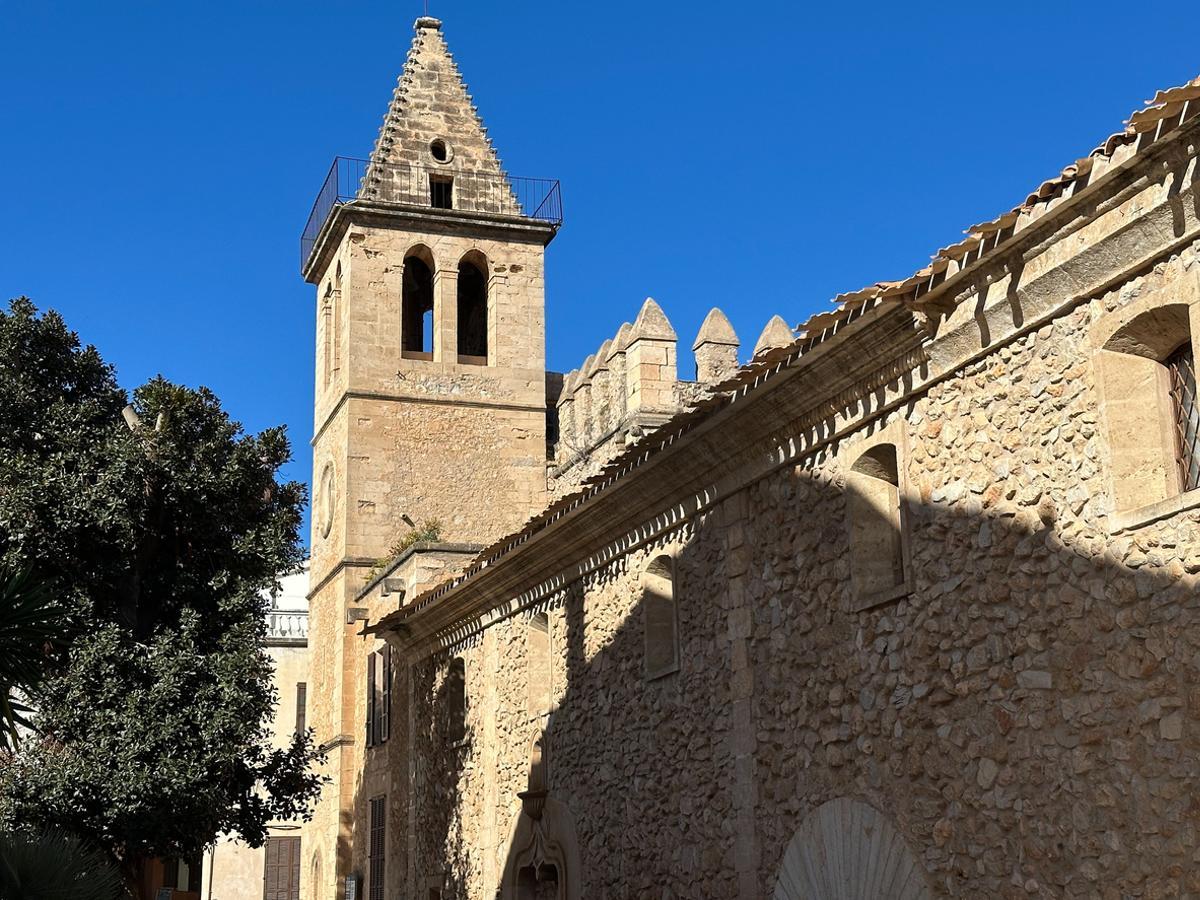 Campanario y fachada de la iglesia de Son Servera