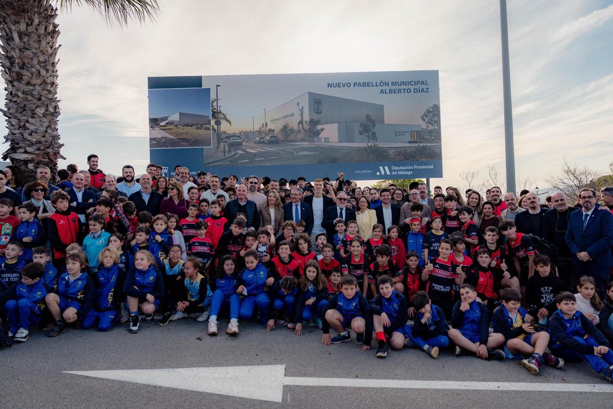 Foto de familia de los asistentes al acto en Alhaurín