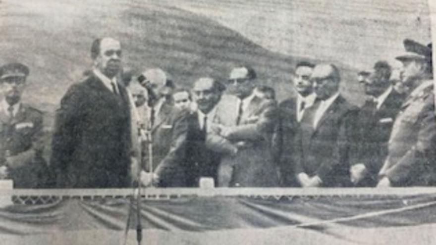 Juan Salvador y Díaz-Benjumea, ministro del Aire, se dirige a las autoridades civiles y militares que asistieron al acto inaugural en el Llano de los Cangrejos.