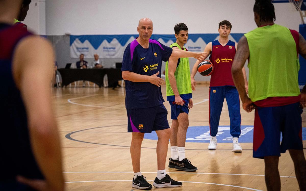 Peñarroya, dando instrucciones en el entrenamiento del viernes