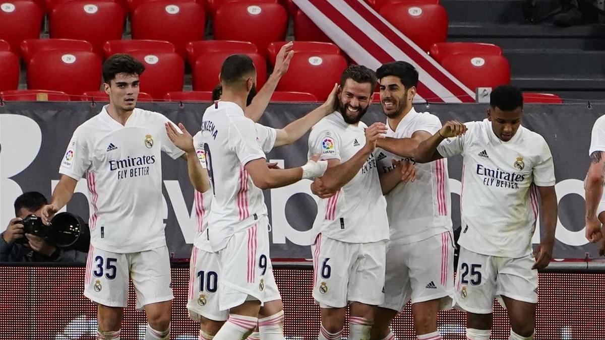 Nacho, felicitado por sus compañeros tras el gol.