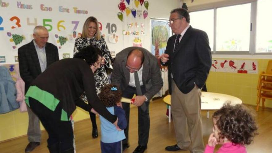 El consejero, el alcalde y la edil de Educación, ayer en la escuela.